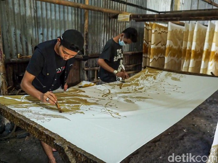 Proses pembuatan Batik Garuda Pancasila di Sanggar Batik milik Bayu Permadi, di Lendah, Kulon Progo, DIY, Sabtu (2/10/2021).