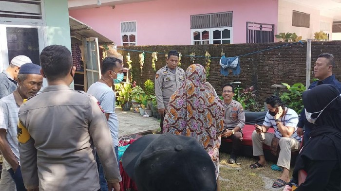 Ratusan warga di Takalar, Sulawesi Selatan (Sulsel), keracunan usai menghadiri acara takziah. Para warga tersebut dirawat di rumah sakit terdekat dan rumah masing-masing.