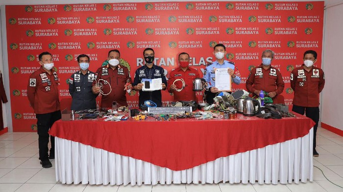 Kanwil Kemenkumham Jatim kembali bersih-bersih lapas dan rutan. Kali ini giliran Rutan Klas I Surabaya di Medaeng, Sidoarjo.