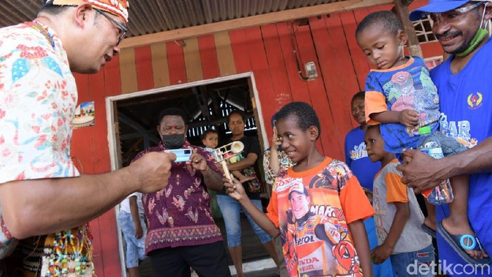 Ridwan Kamil ajak pemuda Kampung Yoboi Papua ke Bandung