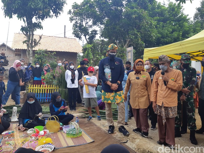Sandiaga di Desa Cikolelet