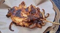 Namun Fendy, selaku pemilik, mengaku dirinya ingin menyajikan sesuatu yang unik dan berbeda. Hingga akhirnya dirinya terpikirkan untuk menambahkan gurita ke dalam barisan menu-menu sate cumi sosis khas Thailand miliknya. Foto: detikcom/Diah Afrilian