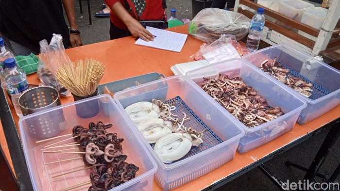 Sate Gurita & Cumi Bakar Si Endut Laris di Pasar Lama Tangerang, Sate Gurita 'Si Endut' Bisa Raih Rp 20 Juta/Hari