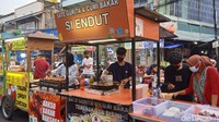Pengunjungnya juga terlihat begitu memadati kawasan kuliner Pasar Lama Tangerang hingga membuat penuh dan menciptakan antrean di setiap kedainya. Terutama pada beberapa makanan yang tengah viral di media sosial, kamu harus bersiap untuk mengantre dengan sabar. Foto: detikcom/Diah Afrilian