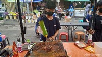 Penggunaan bumbu racikan yang terbuat dari rempah dan bumbu dapur yang khas membuat sate cumi dan gurita di sini punya rasa yang unik. Cumi dan gurita yang dibakar hingga meresap bumbunya inilah yang kemudian menyihir para pelanggan untuk mengantre di kedainya. Foto: detikcom/Diah Afrilian