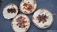 Dijual seharga mulai dari Rp25 ribu hingga RP45 ribu, sate cumi dan gurita berukuran besar ini bahkan bisa habis hingga ratusan tusuk setiap harinya. Terlebih jika akhir pekan datang, dalam sehari kedai ini bisa menjual hingga 600 tusuk sate cumi dan gurita. Foto: detikcom/Diah Afrilian