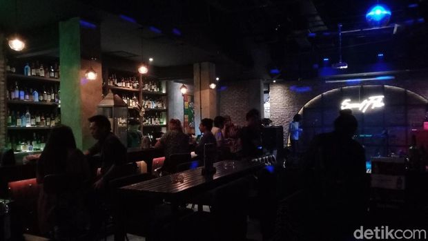 Secondfloor Resto and Bar ditindak polisi karena dinilai melanggar aturan PPKM. Begini situasinya malam ini. (Annisa RF/detikcom)