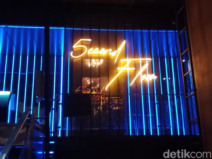 Secondfloor Resto and Bar ditindak polisi karena dinilai melanggar aturan PPKM. Begini situasinya malam ini. (Annisa RF/detikcom)