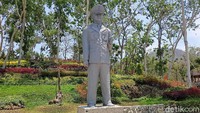 Di tempat wisata ini juga berdiri patung Soeharto.
