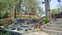 Di tempat ini juga terdapat beberapa gazebo, taman bermain anak, rest area, food court dan taman bunga. 