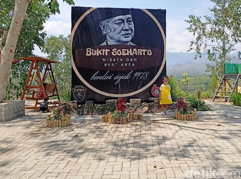 Bukit Soeharto di Desa Biting, Kecamatan Badegan jadi salah satu lokasi wisata favorit warga Ponorogo. Meski baru dibuka sejak tahun 2020 lalu, bukit seluas 7 hektare ini jadi jujugan wisata.