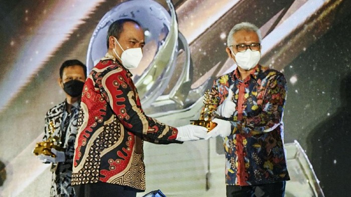 SIG Raih Tiga Penghargaan dari Kementerian ESDM PT Semen Indonesia (Persero) Tbk (SIG) meraih tiga Penghargaan dalam Penerapan Teknik Pertambangan yang dilakukan di Pabrik Tuban, Jawa Timur dari Direktorat Jenderal Mineral dan Batubara (Ditjen Minerba), Kementerian Energi dan Sumber Daya Mineral (ESDM). Penghargaan diserahkan oleh Plh Sekretaris Ditjen Minerba, Sujatmiko kepada Direktur Produksi PT Semen Gresik, Soni Asrul Sani di Hotel Bidakara, Jakarta, Rabu (29/9).
