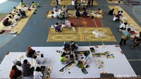 Para siswa membatik bersama sahabat difabel.