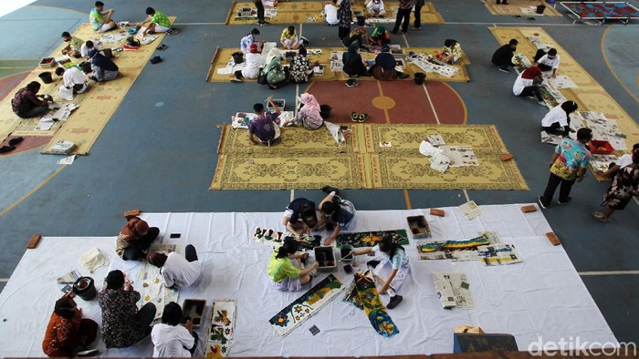 Siswa SMP di Yogya Ini Ramai-ramai Membatik Sejumlah siswa-siswi Sekolah Menengah Pertama (SMP) Stela Duce 1, Yogyakarta membatik bersama sahabat difabel di aula SMP Stela Duce 1, Yogyakarta, Sabtu (2/10/2021). Dalam rangka memperingati hari batik nasional dilangsungkan kegiatan membatik bersama siswa/i difabel sebagai bentuk melestarikan batik.