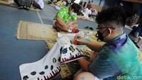 Di masa pandemi ini, mereka membatik bersama dengan menerapkan protokol kesehatan seperti memakai masker.