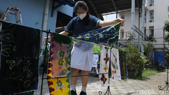 Sejumlah siswa-siswi Sekolah Menengah Pertama (SMP) Stela Duce 1, Yogyakarta membatik bersama sahabat difabel di aula SMP Stela Duce 1, Yogyakarta, Sabtu (2/10/2021). Dalam rangka memperingati hari batik nasional dilangsungkan kegiatan membatik bersama siswa/i difabel sebagai bentuk melestarikan batik.