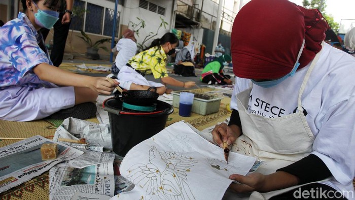 Siswa SMP di Yogya Ini Ramai-ramai Membatik Sejumlah siswa-siswi Sekolah Menengah Pertama (SMP) Stela Duce 1, Yogyakarta membatik bersama sahabat difabel di aula SMP Stela Duce 1, Yogyakarta, Sabtu (2/10/2021). Dalam rangka memperingati hari batik nasional dilangsungkan kegiatan membatik bersama siswa/i difabel sebagai bentuk melestarikan batik.