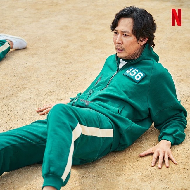 Inilah Lee Jung Jae saat menjadi Seong Gi-hun di drama Korea Squid Game yang sudah sebulan ini berada dalam urutan teratas serial terpopuler Netflix. Foto: Dok. Netflix