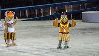 Maskot PON Papua Drawa (kanan) dan Kangpho (kiri) menyapa pengunjung yang hadir dalam pembukaan PON Papua.