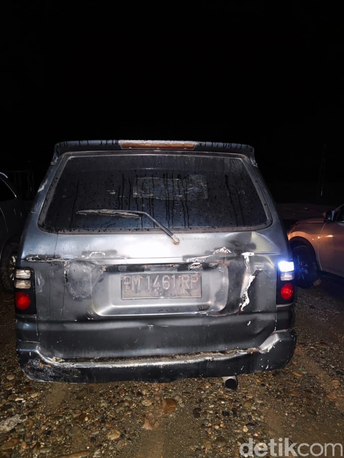 Video mobil menyedot BBM menggunakan tangki modifikasi di Sumsel viral. Pemilik mobil bertangki siluman itu telah diamankan polisi. (dok Istimewa) Video mobil menyedot BBM menggunakan tangki modifikasi di Sumsel viral. Pemilik mobil bertangki siluman itu telah diamankan polisi. (dok Istimewa)