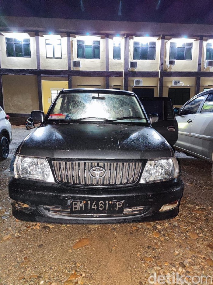 Video mobil menyedot BBM menggunakan tangki modifikasi di Sumsel viral. Pemilik mobil bertangki siluman itu telah diamankan polisi. (dok Istimewa) Video mobil menyedot BBM menggunakan tangki modifikasi di Sumsel viral. Pemilik mobil bertangki siluman itu telah diamankan polisi. (dok Istimewa)