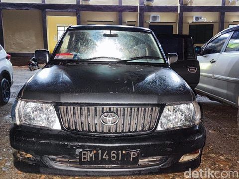 Video mobil menyedot BBM menggunakan tangki modifikasi di Sumsel viral. Pemilik mobil bertangki siluman itu telah diamankan polisi. (dok Istimewa)