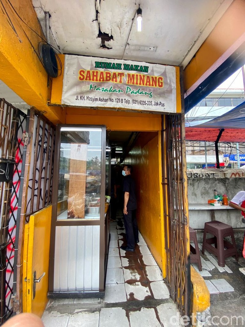 Viral Warung Padang di Lorong Lebar 1,5 Meter, Menunya Enak dan Murah! Viral Warung Padang di Lorong Lebar 1,5 Meter, Menunya Enak dan Murah!