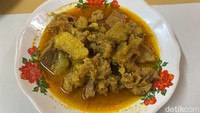 Gulai cincangnya yang memiliki tekstur empuk dan juicy. Menyantap gulai ini dijamin bikin kamu lupa diri dan terus menambah nasi!