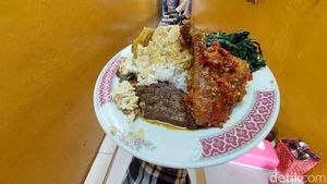 Lebar Tempatnya 1.5 Meter dan Menunya Enak, Warung Padang Ini Viral