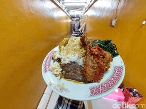 Lebar Tempatnya 1.5 Meter dan Menunya Enak, Warung Padang Ini Viral