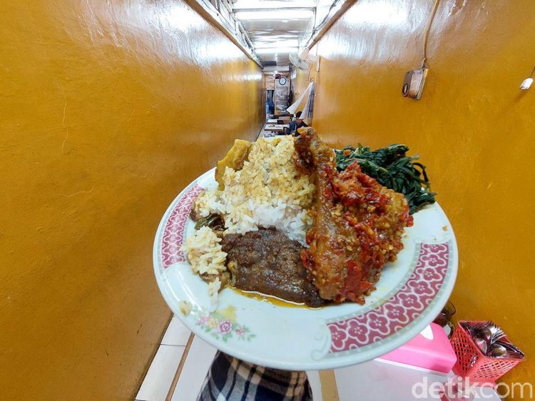 Lebar Tempatnya 1.5 Meter dan Menunya Enak, Warung Padang Ini Viral