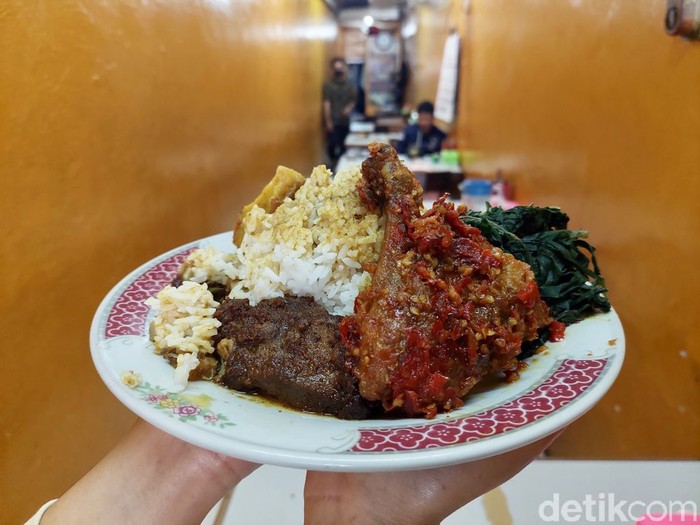 Viral Warung Padang di Lorong Lebar 1,5 Meter, Menunya Enak dan Murah! Viral Warung Padang di Lorong Lebar 1,5 Meter, Menunya Enak dan Murah!