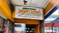 Rumah Makan Sahabat Minang mencuri perhatian karena bangunannya di lorong selebar 1,5 meter saja. Meski sempit, pengunjungnya selalu ramai karena menu yang ditawarkan nikmat dan murah meriah!