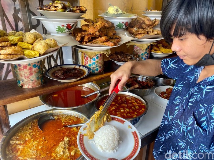 Viral Warung Padang di Lorong Lebar 1,5 Meter, Menunya Enak dan Murah!