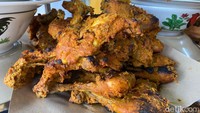 Pencinta ayam bakar juga bisa puaskan selera di sini. Lauk ini begitu nikmat disantap bersama nasi putih hangat.