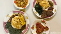 Pilihan lauknya ada lebih dari 20 jenis. Mulai dari olahan ayam, rendang, paru goreng, telur dadar, gulai cincang, sampai ikan bakar.