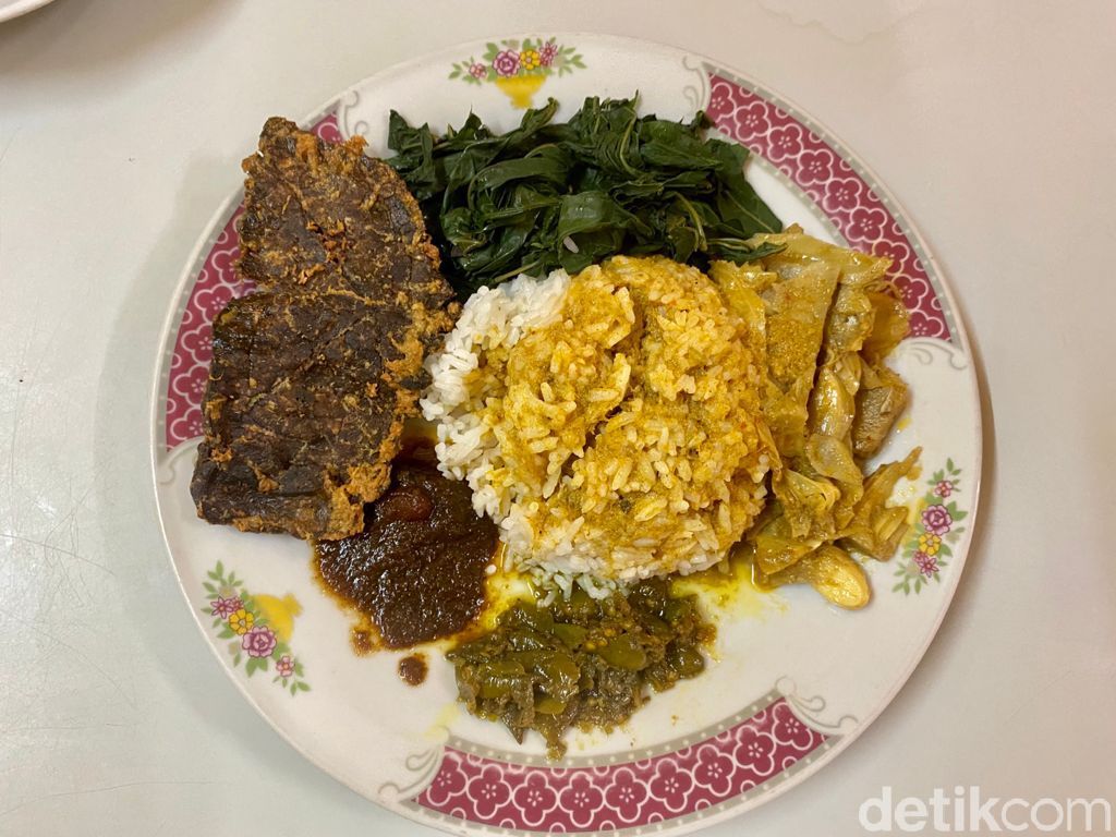 Viral Warung Padang di Lorong Lebar 1,5 Meter, Menunya Enak dan Murah!
