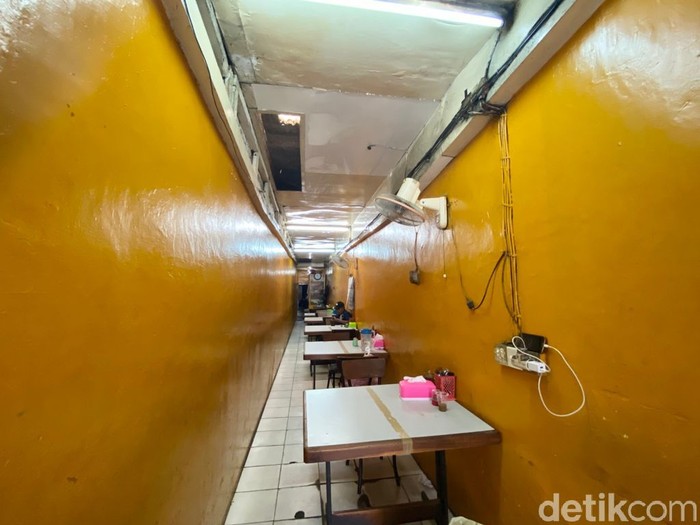 Viral Warung Padang di Lorong Lebar 1,5 Meter, Menunya Enak dan Murah! Viral Warung Padang di Lorong Lebar 1,5 Meter, Menunya Enak dan Murah!
