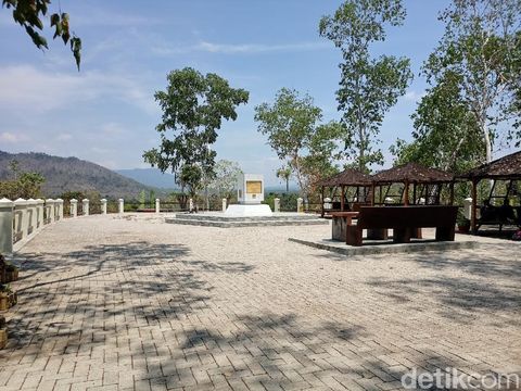 Wisata Bukit Soeharto berada di Desa Biting, Kecamatan Badegan, Ponorogo. Meski baru dibuka tahun 2020, bukit 7 hektare ini sudah banyak dikunjungi wisatawan.