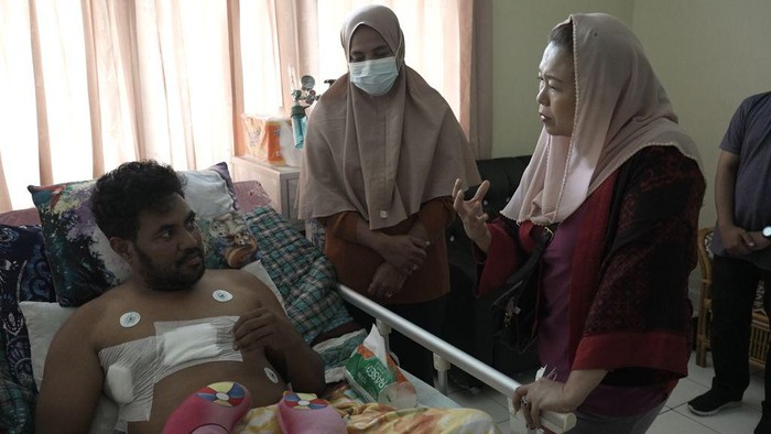 Yenny Wahid jenguk Iptu Budi Basra, korban penembakan KKB di Kiwirrok, Papua