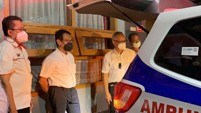 Ambulans untuk Fasilitas Kesehatan di Solo Jamkrindo menyerahkan bantuan tiga ambulans untuk membantu memenuhi kebutuhan fasilitas dan pelayanan kesehatan di wilayah Surakarta, Karanganyar, Sukoharjo, Merapi dan sekitarnya.