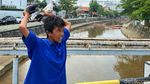 Anak-anak Ini Isi Libur dengan Bermain Burung di Bantaran Sungai