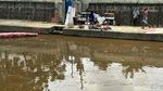 Anak-anak Ini Isi Libur dengan Bermain Burung di Bantaran Sungai