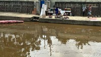 Anak-anak ini memang membuat kandang merpati di bantaran sungai.