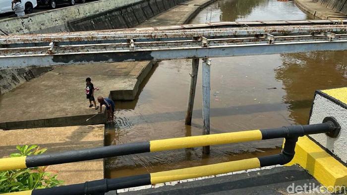 Mengisi hari libur sekolah, sejumlah anak bermain burung merpati. Mereka bermain di bantaran Kali Ciliwung, Kwitang, Jakarta, Minggu (03/10/2021).