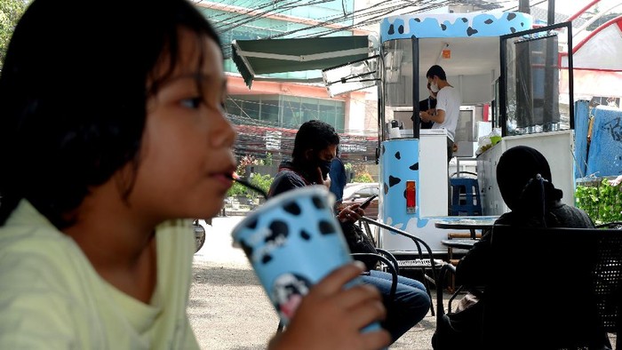 Transformasi digital jadi momentum untuk bangkitkan UMKM di tengah pandemi COVID-19. 

Selain bisa naik kelas, UMKM juga diharapkan mampu menjadi bagian dari rantai pasokan ekonomi dalam negeri maupun global. Pada 2023 pemerintah meminta 30 juta usaha mikro, kecil, dan menengah (UMKM) Indonesia masuk ke dalam sistem digital.