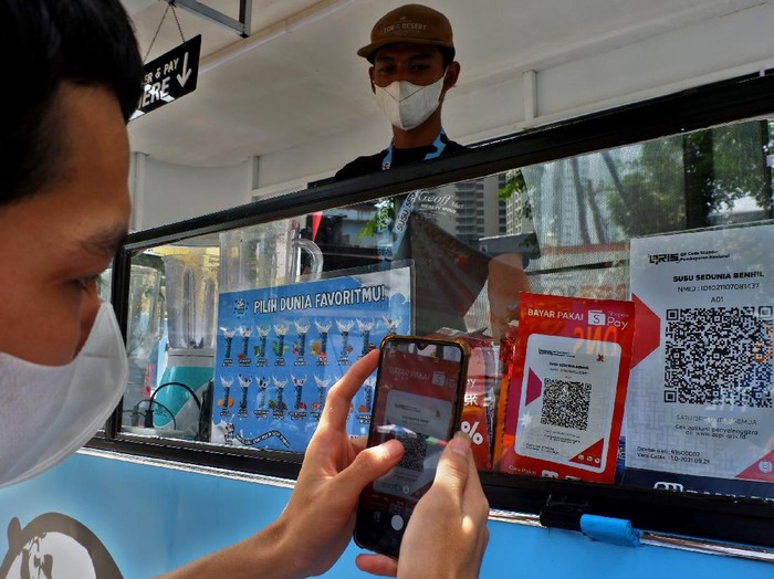 Transformasi digital jadi momentum untuk bangkitkan UMKM di tengah pandemi COVID-19. 

Selain bisa naik kelas, UMKM juga diharapkan mampu menjadi bagian dari rantai pasokan ekonomi dalam negeri maupun global. Pada 2023 pemerintah meminta 30 juta usaha mikro, kecil, dan menengah (UMKM) Indonesia masuk ke dalam sistem digital.