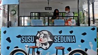 Seperti ini salah satunya, Pemilik Susu Sedunia Aditia Fakhri Ramadhani dan Istri meracik minuman yang berbahan dasar susu di atas gerobak UMKM di kawasan Bendungan Hilir, Jakarta Pusat, Minggu (3/10/2021).