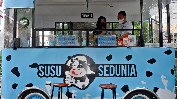 Transformasi digital jadi momentum untuk bangkitkan UMKM di tengah pandemi COVID-19. 

Selain bisa naik kelas, UMKM juga diharapkan mampu menjadi bagian dari rantai pasokan ekonomi dalam negeri maupun global. Pada 2023 pemerintah meminta 30 juta usaha mikro, kecil, dan menengah (UMKM) Indonesia masuk ke dalam sistem digital.