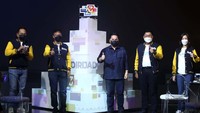 Menteri BUMN Erick Thohir (tengah), Direktur Utama Bank Mandiri Darmawan Junaidi, Wakil Direktur Utama Bank Mandiri Alexandra Askandar, Menteri Kesehatan Budi Gunadi Sadikin dan Wamen BUMN Kartika Wirjoatmodjo hadir di peluncuran Financial Super App Livin by Mandiri dan peluncuran Wholesale Digital Super Platform Kopra by Mandiri dalam rangka menyambut HUT ke-23 Bank Mandiri di Plaza Mandiri, Jakarta, Sabtu (2/10/2021).